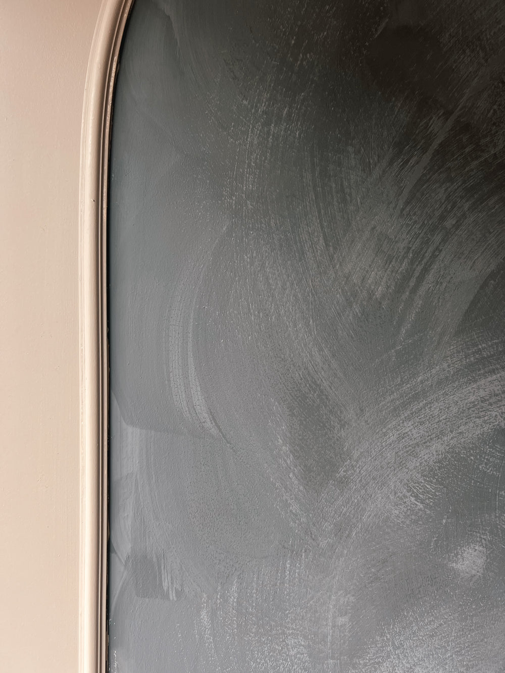 Closeup Crown arch met betonverf