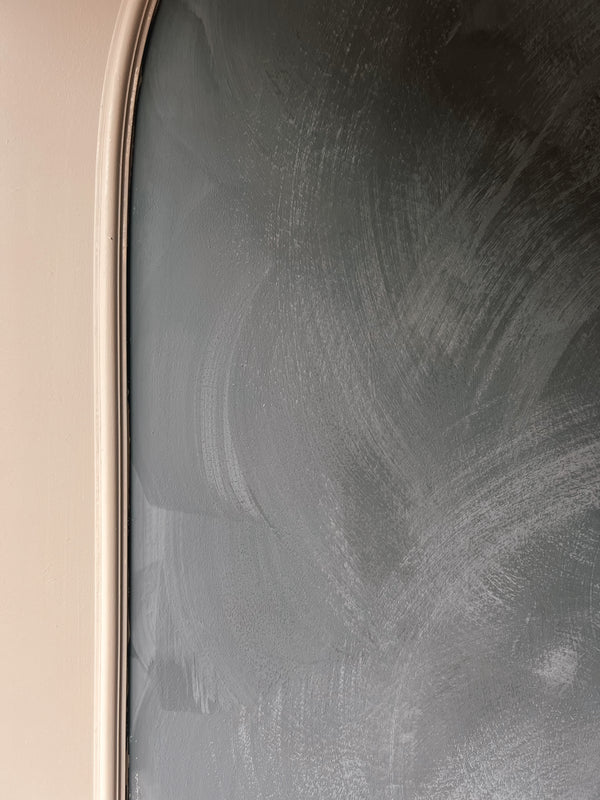 Closeup Crown arch met betonverf