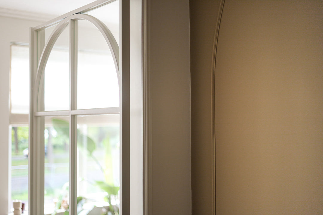 Flexlijst Crown naast glazen deur met metalen details en een boog